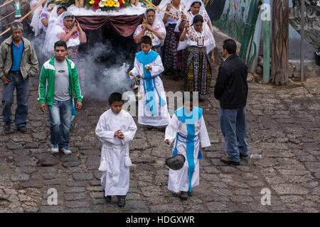 Procession catholique de la Vierge de Carmen à San Pedro la Laguna, Guatemala. Les femmes en robe blanche traditionnelles mayas avec mantilles sur leur tête Banque D'Images