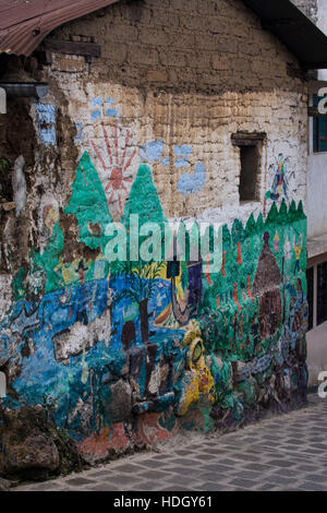 Une murale peinte aux couleurs vives sur le mur d'une maison d'Adobe à San Pedro la Laguna, Guatemala. Banque D'Images