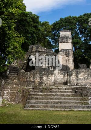 La civilisation maya site archéologique de Tikal Nationa Park, Guatemalal, site du patrimoine mondial de l'UNESCO. Ruines d'un palais dans l'Acropole centrale. Banque D'Images
