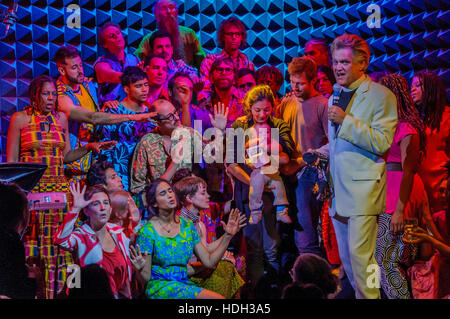 New York, USA. Dec 11, 2016. Le révérend Billy et le Guichet Unique Choir live at Joe's Pub - Le révérend Billy et les chanteurs et musiciens du Guichet Unique Choir d'inviter les militants à se rassembler et de poser des questions de base, "Et maintenant ? Avec qui ? Où ? Quand ?" Le défi de partir à zéro, de trouver la guérison dans notre activisme- est le cadeau que nous souhaitons donner à chaque autre cette saison de vacances mais d'abord, nous devons nous rassembler ! Crédit : Erik McGregor/Pacific Press/Alamy Live News Banque D'Images