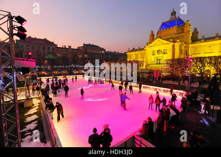 Patinoire éclairée à l'époque de Noël en face de Zagreb Pavilion en hiver Banque D'Images