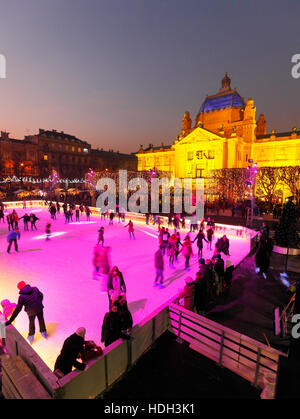 Patinoire éclairée à l'époque de Noël en face de Zagreb Pavilion en hiver Banque D'Images