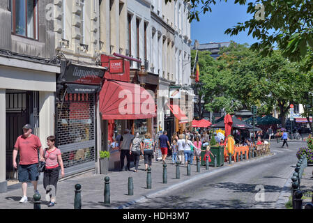 Bruxelles, Belgique - 10 juillet 2015 : les touristes dans les rues bondées et cafés dans le centre historique de Bruxelles Banque D'Images