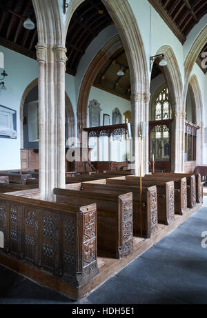 L'église du Saint-Esprit, Crowcombe, Somerset. Intérieur de l'allée du sud ; à l'est du nord. Banc en bois Années 1530 se termine à l'avant-plan Banque D'Images