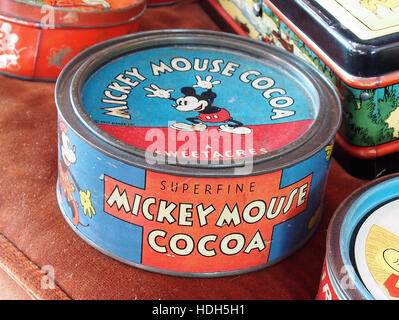 La collection *Micky Mouse Cocoa* du Musée Yvette Dardenne présente une exposition unique de souvenirs Micky Mouse célébrant l’importance culturelle et l’histoire du personnage. La collection comprend une variété d'œuvres d'art et d'objets de collection associés au personnage iconique de dessin animé. Banque D'Images