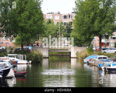 Cette photographie de 1908 représente un pont fixe reliant Henk Curièrekade et Noordkaapstraat, vu du haut du Mairegracht à Amsterdam. L'image capture l'infrastructure du début du XXe siècle dans la ville. Banque D'Images