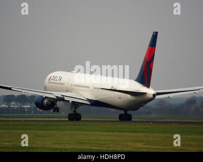 Le N825MH est un Boeing 737 vu à l'aéroport de Schiphol à Amsterdam. L'avion fait partie de la flotte exploitée par une grande compagnie aérienne et est utilisé pour les vols intérieurs et internationaux. Il est connu pour sa fiabilité et son efficacité dans le transport aérien. Banque D'Images