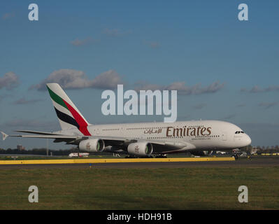L'A6-EUA est un avion circulant à l'aéroport de Schiphol, en direction de la piste 36L. Cet appareil, immatriculé aux Émirats arabes Unis, fait partie de la flotte exploitée par Emirates Airlines. Schiphol est l'un des aéroports les plus fréquentés d'Europe, situé à Amsterdam, aux pays-Bas. Banque D'Images