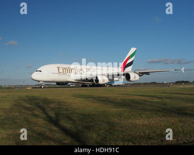 L'avion Emirates A6-EUA est capturé au sol à l'aéroport de Schiphol, se préparant au décollage sur la piste 36L. L'image montre la conception rationalisée de l'avion et l'environnement opérationnel animé de l'un des plus grands aéroports internationaux d'Europe. Banque D'Images