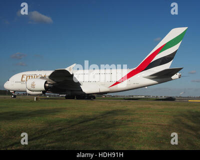 L’avion A6-EUA est vu rouler à l’aéroport de Schiphol, se dirigeant vers la piste 36L pour le décollage, capturant un moment dans l’aviation moderne dans l’un des aéroports les plus fréquentés d’Europe. Banque D'Images