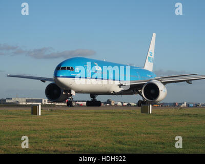 PH-BQG, un Boeing 737, taxis à l'aéroport de Schiphol (Amsterdam) en direction de la piste 36L. L'avion se prépare au décollage, mettant en évidence les aspects opérationnels du transport aérien et des mouvements d'avions dans l'un des aéroports les plus fréquentés d'Europe. Banque D'Images
