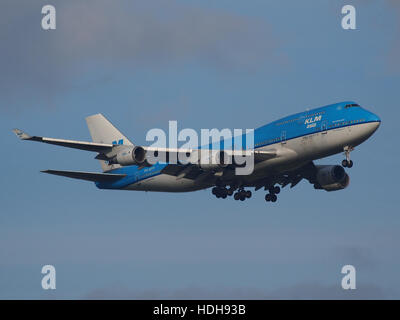 PH-BFP, un Boeing 737, est vu approcher pour atterrir à l'aéroport de Schiphol sur la piste 18R. L'avion fait partie de la flotte exploitée par KLM Royal Dutch Airlines, un transporteur majeur aux pays-Bas. La photo capture l'avion en vol, montrant la posture de croisière typique et l'approche de la piste. Banque D'Images