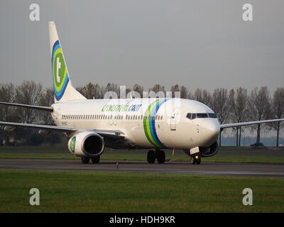 PH-HSC, un avion commercial, est vu rouler sur la piste 18R après l'atterrissage. Cette image met en évidence les manœuvres de l’avion sur le tarmac d’un aéroport, donnant un aperçu des procédures standard post-atterrissage. Banque D'Images