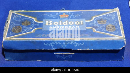 Cette image présente les emballages vintage du savon Boldoot et de l’eau de Cologne. L'emballage reflète les tendances de design du début du 20e siècle, avec des détails complexes et un accent mis sur l'identité de la marque et l'attrait esthétique. Banque D'Images