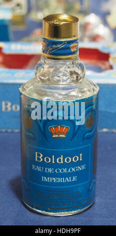Cette image montre une bouteille d'eau de Cologne antique de Boldood. Le design présente une forme classique avec des détails complexes typiques des flacons de parfum vintage du 19ème ou du début du 20ème siècle, soulignant sa valeur historique et de collection. Banque D'Images
