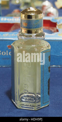 Cette image montre une bouteille d'eau de Cologne vintage 'Boldood Antiek'. La bouteille, probablement produite au début du XXe siècle, représente le savoir-faire et le design raffinés typiques des contenants de parfum anciens, mettant en valeur ses caractéristiques de design ornées et classiques. Banque D'Images
