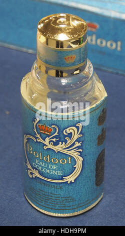 Cette image présente une bouteille antique d'eau de Cologne Boldood. Il met en valeur le design et l'artisanat typiques du début du XXe siècle, reflétant l'élégance et le luxe de l'époque. Banque D'Images
