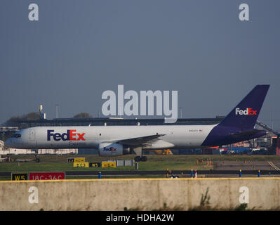 FedEx Boeing 757-204F (immatriculé N923FD) vole au-dessus de l’aéroport de Schiphol, mettant en valeur les capacités de fret de l’avion. Ce modèle de Boeing 757 est largement utilisé pour le transport de marchandises en raison de son efficacité et de sa capacité. Banque D'Images