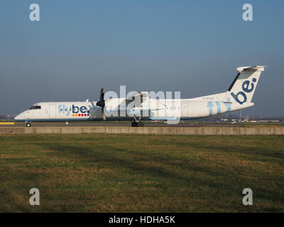 G-ECOO, un Bombardier Dash 8 Q400, est montré en train de rouler à l'aéroport de Schiphol en direction de la piste 36L. Cet avion régional est couramment utilisé pour les vols court-courriers, connu pour son rendement énergétique et sa fiabilité dans l'aviation commerciale. Banque D'Images