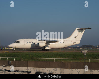 EI-RJI Cityjet British Aerospace Avro RJ85 - cn E2346 à Schiphol traversant l'autoroute A5 en direction de la piste 36L pic1 Banque D'Images