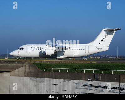 EI-RJI Cityjet British Aerospace Avro RJ85 - cn E2346 à Schiphol traversant l'autoroute A5 en direction de la piste 36L pic2 Banque D'Images