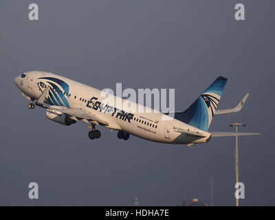 Boeing 737-866 de SU-GDC, EgyptAir le décollage de la piste de Schiphol 36C PIC2 Banque D'Images