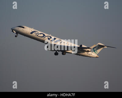 S5-AAZ Adria Airways Canadair CL-600-2C10 Regional Jet de décoller de la piste de Schiphol 36C PIC1 Banque D'Images