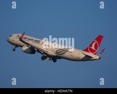 TC-JSJ Turkish Airlines Airbus A321-231(WL) décollage Piste de Schiphol 36C PIC3 Banque D'Images