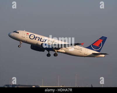 TC-APD Onur Air Airbus A320-233 le décollage de la piste de Schiphol 36C PIC1 Banque D'Images