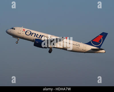 TC-APD Onur Air Airbus A320-233 le décollage de la piste de Schiphol 36C PIC2 Banque D'Images