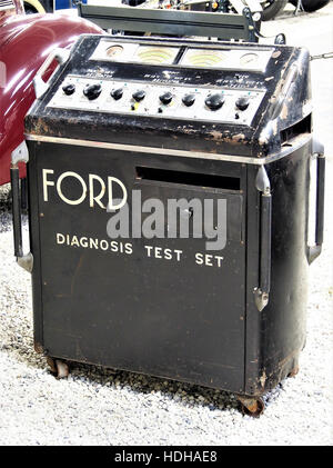 Le Ford Diagnosis test Set est un outil de diagnostic utilisé par les professionnels de l'automobile pour évaluer et dépanner les véhicules Ford. Il est conçu pour fournir des relevés précis pour divers systèmes du véhicule, assurant ainsi un bon fonctionnement et un bon entretien. Banque D'Images