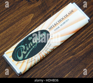 Ringers melkchocolade voor diabetici est une marque de chocolat au lait adaptée aux diabétiques conçue pour les personnes qui gèrent le diabète. Le produit est spécifiquement formulé pour être plus faible en sucre, permettant une friandise sucrée sans affecter significativement les niveaux de sucre dans le sang. Banque D'Images