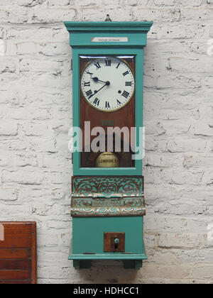 Horloge pointeuse fabriqués par l'enregistreur de temps nationales Co Ltd, Londres SE4 pic Banque D'Images