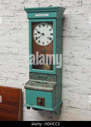 Horloge pointeuse fabriqués par l'enregistreur de temps nationales Co Ltd, Londres SE5 pic Banque D'Images