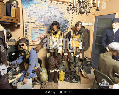 Cette image, intitulée « Musée hiver 1944 à Gingelom », capture une scène de la seconde Guerre mondiale dans la ville belge de Gingelom. La photographie représente les conditions hivernales difficiles en temps de guerre, offrant un aperçu des dures réalités de la vie pendant la guerre. Banque D'Images