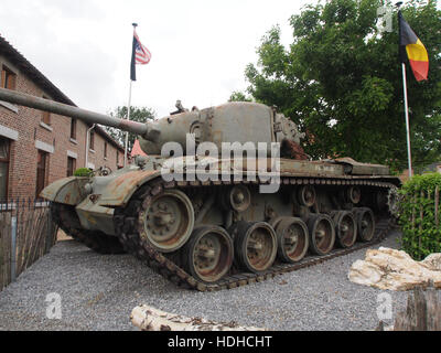 Une photographie en noir et blanc de l'hiver 1944 à Gingelom, capturant des événements historiques pendant la première Guerre mondiale L'image montre l'impact de la guerre sur le paysage de la ville. Banque D'Images