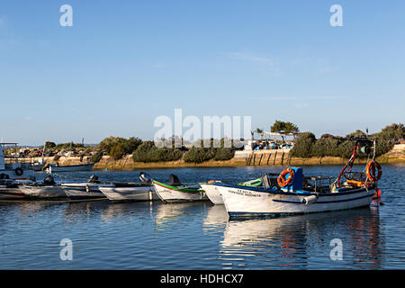 Bateaux amarrés à Fuseta, Algarve, Portugal Banque D'Images