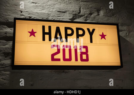 Close-up of Happy 2018 pancarte contre mur gris Banque D'Images