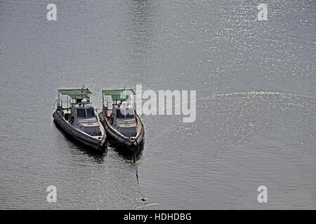 Vue aérienne de la patrouille de police deux bateaux ancrés dans les backwaters paisible de la rivière Zuari à Goa, Inde Banque D'Images