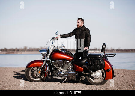 Portrait de biker moto par permanent et à l'écart au Lakeshore Banque D'Images