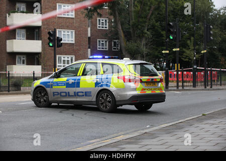 Cordons restent en place sur les lieux d'un tournage de Haringey, au nord de Londres, qui a laissé un homme dans son 20s luttant pour sa vie à l'hôpital. Le tournage aurait eu lieu autour de 11h00 le vendredi 7 octobre. Six femmes ont été arrêtés au cours de l'incident. Banque D'Images