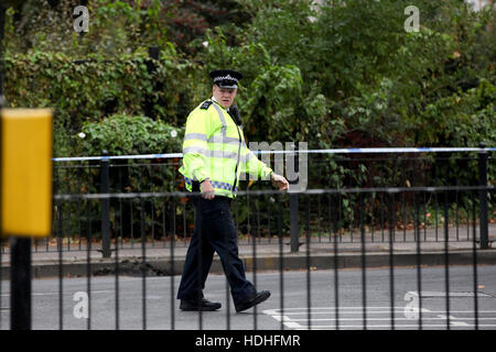 Cordons restent en place sur les lieux d'un tournage de Haringey, au nord de Londres, qui a laissé un homme dans son 20s luttant pour sa vie à l'hôpital. Le tournage aurait eu lieu autour de 11h00 le vendredi 7 octobre. Six femmes ont été arrêtés au cours de l'incident. Banque D'Images