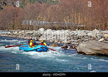 Les touristes appréciant un radeau dans l'Himalaya à la rivière Beas à Manali, Inde. Banque D'Images
