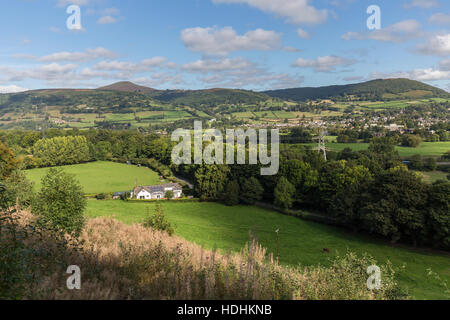 Maison avec des panneaux solaires en milieu rural avec Pain de Sucre à distance près d'Abergavenny, Pays de Galles, Royaume-Uni Banque D'Images