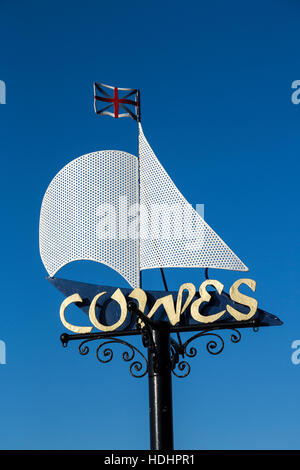 Inscrivez-vous à l'entrée de la ville sur la route de la côte, Cowes, île de Wight, Royaume-Uni Banque D'Images