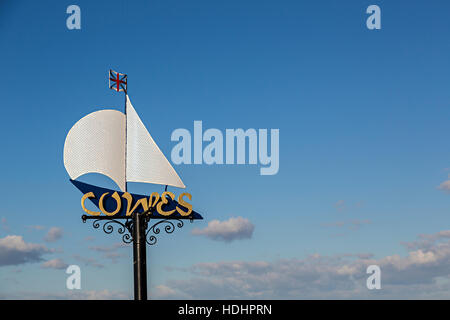 Inscrivez-vous à l'entrée de la ville sur la route de la côte, Cowes, île de Wight, Royaume-Uni Banque D'Images