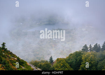 Vue sur le lac Grand-père dans le brouillard, de Grandfather Mountain, Caroline du Nord. Banque D'Images