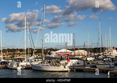 Yachts dans le port, Cowes, île de Wight, Royaume-Uni Banque D'Images