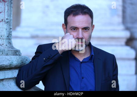 Roma, Italie. Dec 12, 2016. Le réalisateur italien Fausto Brizzi lors photocall du film italien "Poveri ma Ricchi' © Matteo Nardone/Pacific Press/Alamy Live News Banque D'Images