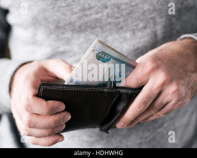 Sortir les mains de roubles russes wallet Banque D'Images